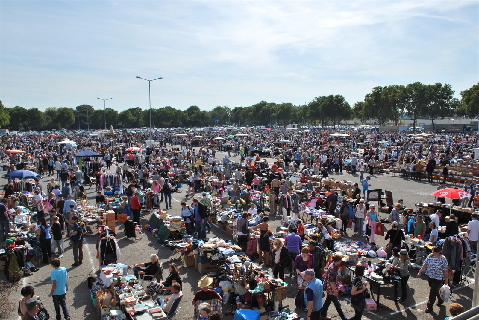 Markttreiben beim Krempelmarkt am 11.09.2010