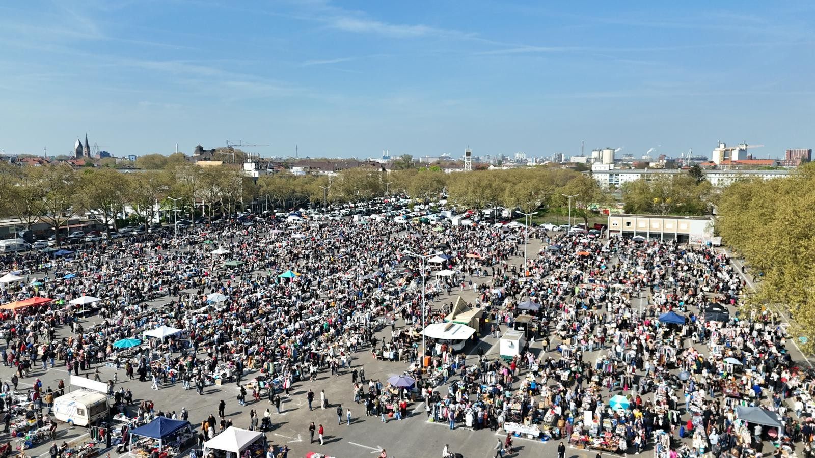 Familiäre Stimmung auf dem Mannheimer Krempelmarkt am 11.04.2026